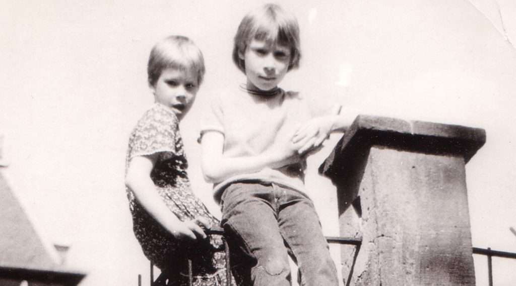 Kinder auf Mauer 1980