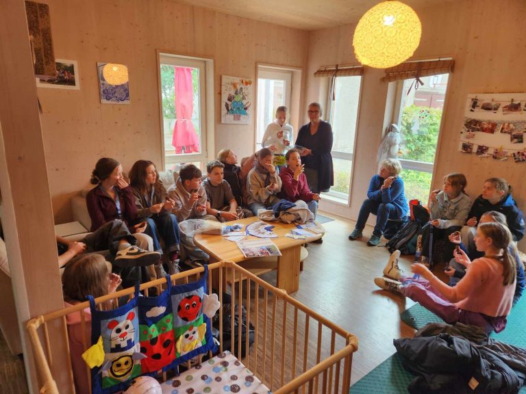 Kinder, Bewohnerinnen und Betreuende im Gespräch