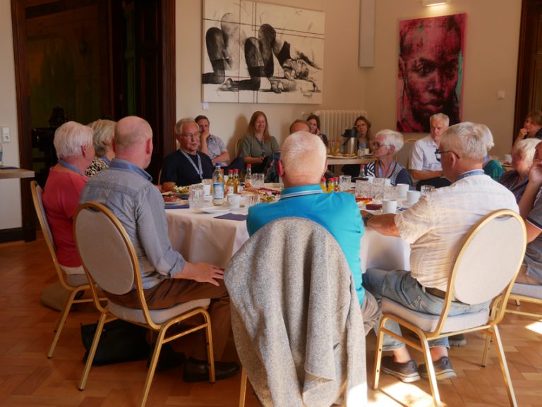 Ehemalige Bewohner:innen aus der Anfangszeit des Kinderheims sitzen in der Villa Haar im Erzählsalon
