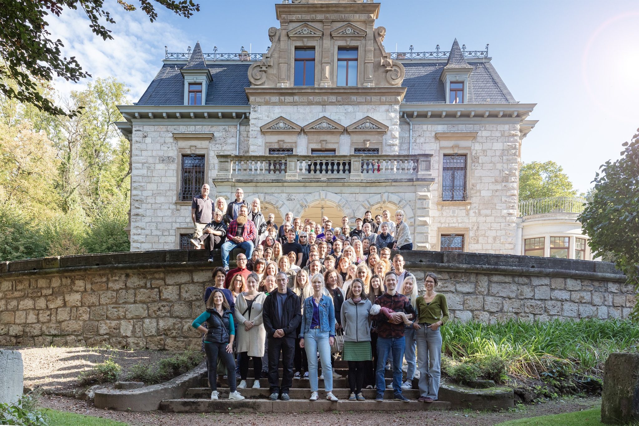 Die Mitarbeiterinnen und Mitarbeiter der Stiftung Dr. Georg Haar vor der Villa Haar, Oktober 2026