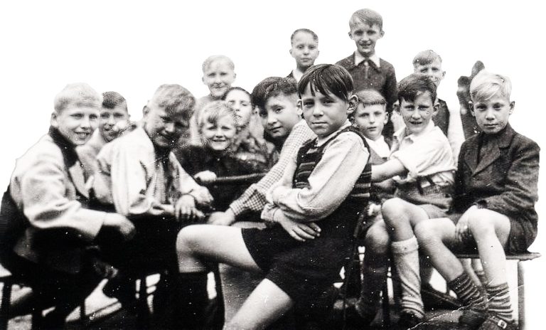 Historische Aufnahme: Kinder des Kinderheims in der Villa Haar